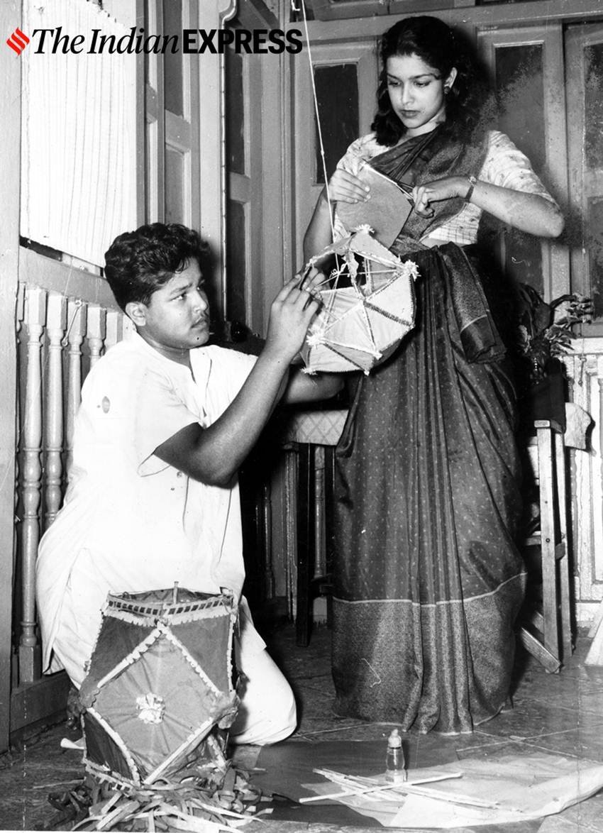 वीजू के पिता आनंद खोटे, बुआ दुर्गा खोटे और बहन शुभा खोटे भी तमाम फिल्मों और टीवी सीरियल्स में नजर आ चुकी हैं। (फोटो: अपने भाई वीजू खोटे की लैम्प बनाने में मदद करतीं शुभा खोटे)
