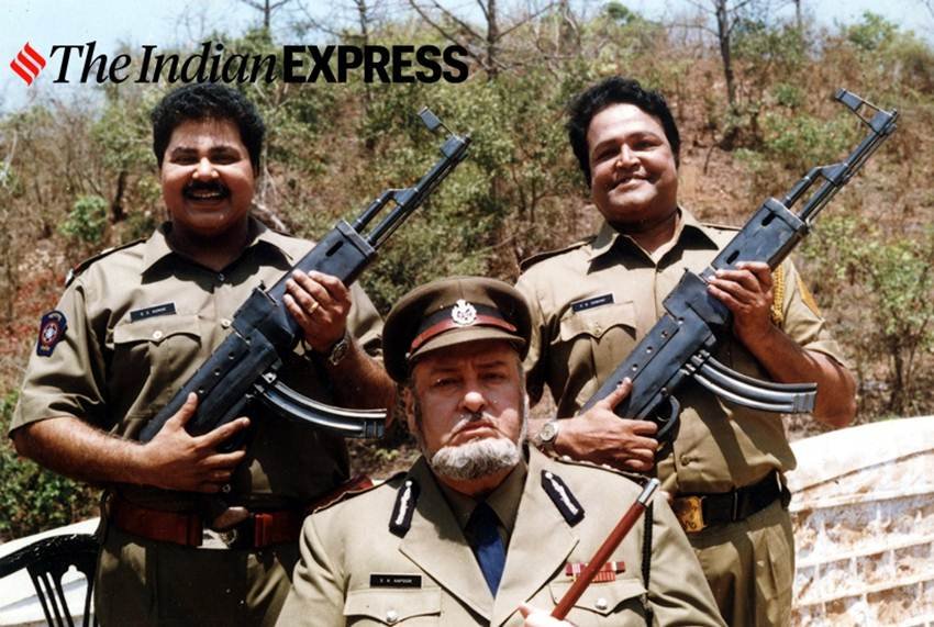वीजू खोटे ने शोले सहित कुर्बानी, नगीना, कयामत से कयामत तक, अंदाज अपना अपना और अतिथि तुम कब जाओगे जैसी सुपरहिट फिल्मों में काम किया है।(तस्वीर: एक फिल्मी दृश्य में सतीश शाह और शम्मी कपूर के साथ वीजू खोटे)