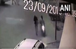 Delhi: महिला पत्रकार के साथ स्नैचिंग, सरेआम मोबाइल छीनकर भाग गए बदमाश