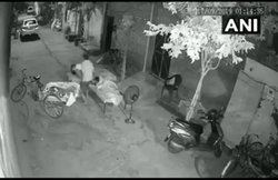 Video: आधी रात में रिक्शा वाला चुरा रहा था 4 साल की बच्ची, परिजनों की नींद अचानक खुली तो बचाया