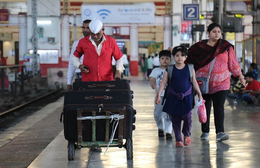 Indian Railways Coolie, Indian Railways Sahayak, Coolie Porterage Charges, Sahayak Porterage Charges, Delhi Division, Porterage Charges, taken for Luggage, Patient, Old Person, Wheel Chair, Stretcher, Railways Station, Utility News, Hindi News