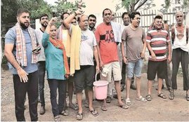 BJP, Gujarat, Vadodara, water contamination, symbolic protest, congress, congress corporator, Anil Parmar, open bathed, local residents, VMC, Vadordara municipal corporation, City engineer, corruption, india news, Hindi news, news in Hindi, latest news, today news in Hindi