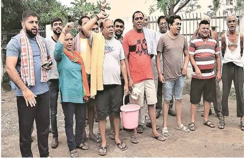 BJP, Gujarat, Vadodara, water contamination, symbolic protest, congress, congress corporator, Anil Parmar, open bathed, local residents, VMC, Vadordara municipal corporation, City engineer, corruption, india news, Hindi news, news in Hindi, latest news, today news in Hindi BJP, Gujarat, Vadodara, water contamination, symbolic protest, congress, congress corporator, Anil Parmar, open bathed, local residents, VMC, Vadordara municipal corporation, City engineer, corruption, india news, Hindi news, news in Hindi, latest news, today news in Hindi