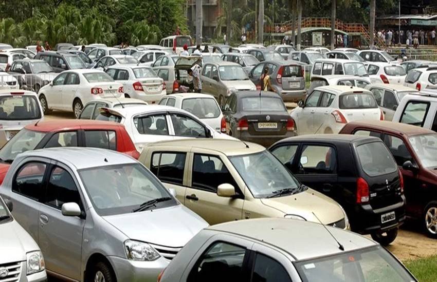 गडकरी ने सिआम की वार्षिक संगोष्ठी में यहां कहा, ‘‘यह आपकी (उद्योग जगत की) मांग है कि पेट्रोल एवं डीजल वाहनों पर कर कम होना चाहिये। 