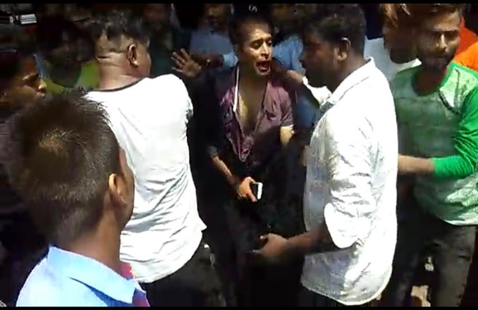 उत्तर प्रदेश: बच्चा चोर समझ युवक को बुर्का पहनाकर धुना, पुलिस कस्टडी से छीनकर अंजाम दी वारदात