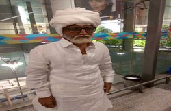 81 साल का बुजुर्ग बन विदेश जाने की फिराक में था युवक, CISF ने चेहरे की रंगत देख खोल दी पोल