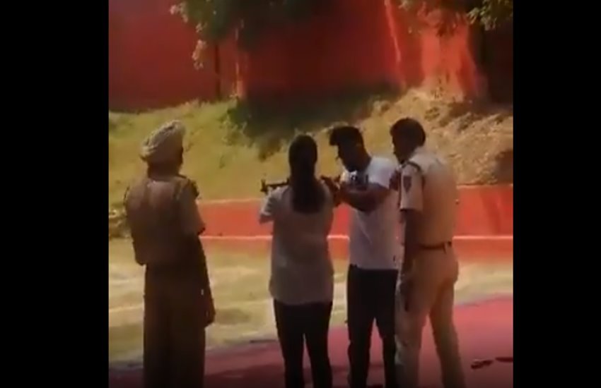 दिल्ली पुलिस के इंस्पेक्टर ने करवाई फायरिंग 
फोटो सोर्स- @mukeshmukeshs ट्विटर 