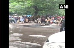 Delhi Traffic Rules: नशे में धुत शख्स का कटा चालान, गुस्से में अपनी ही बाइक में लगा दी आग, देखें VIDEO