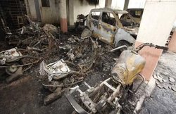 Delhi: छेड़खानी के आरोप में गया था जेल, लौटते ही फूंक डाली शिकायत करने वाले की 5 कारें और 6 बाइक