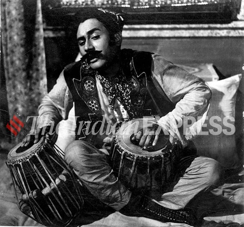 'हम एक हैं' से अपना फिल्मी करियर शुरू करने वाले देव आनंद अशोक कुमार के बड़े फैन थे। लेकिन देव आनंद ने हिंदी सिनेमा में ऐसा मुकाम बना लिया कि अशोक कुमार जैसे कलाकारों के लिए भी देव आनंद के स्टारडम के नीचे दबना पड़ गया था।