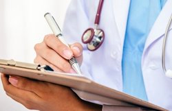 मह‍िला ने की पेट-दर्द की शिकायत, डॉक्‍टर ने पर्चे में ल‍िख द‍िया कंडोम, अब होगा बर्खास्‍त