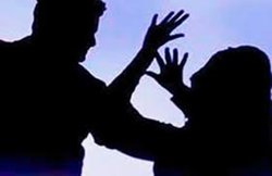 Video में बहू को खींचते-घसीटते दिखे हाई कोर्ट के रिटायर्ड जज, बेटे ने बहू को पीटा तो उन्होंने घसीटा