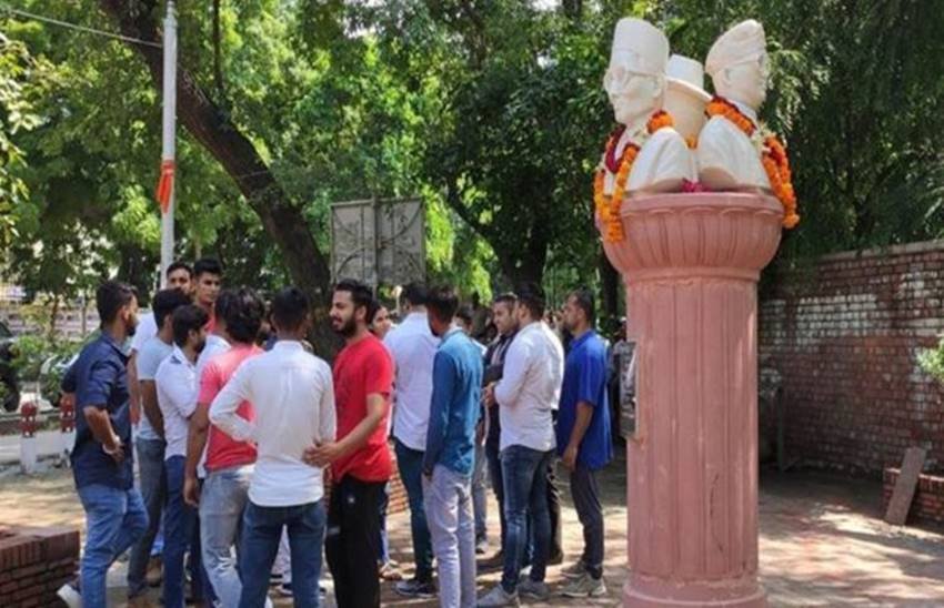 डीयू परिसर में मौजूद छात्र।