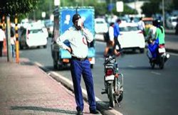New Traffic Rules: कार रुकवाने के लिए पुलिसकर्मी ने मारा डंडा, ड्राइवर को आया हार्ट अटैक; सड़क पर ही हो गई मौत
