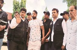 भाई के कत्ल का बदला लेने गैंगस्टर ने अपनी हथेली पर गोली दाग खाई थी कसम, साथी को गवाह भी रखा था