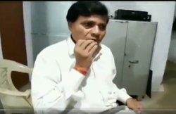 45 सालों से कांच खा रहा है यह शख्स, पूछने पर बोला- मुझे इसकी लत है, देखें VIDEO