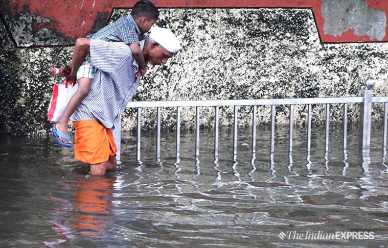 बुधवार दोपहर करीब एक बजे स्‍कूल प्रशासन ने बच्‍चों को घर भेजने का फैसला ल‍िया। 24 रूट पर स्‍कूल की बसें चलती हैं। इनमें से तीन बसें सड़क पर पानी भरे होने के चलते आगे नहीं जा सकीं।