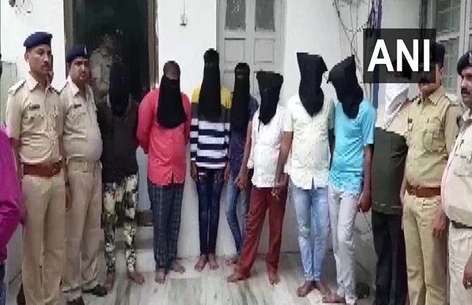 शराबबंदी वाले गुजरात का हाल, गणेश चतुर्थी कार्यक्रम के पंडाल में पी रहे थे शराब, 8 गिरफ्तार