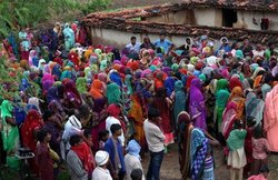 Gujarat: आदिवासी कपल को ग्रामीणों ने पीटा, फिर युवती को कंधे पर बैठा युवक से लगवाए गांव के चक्कर