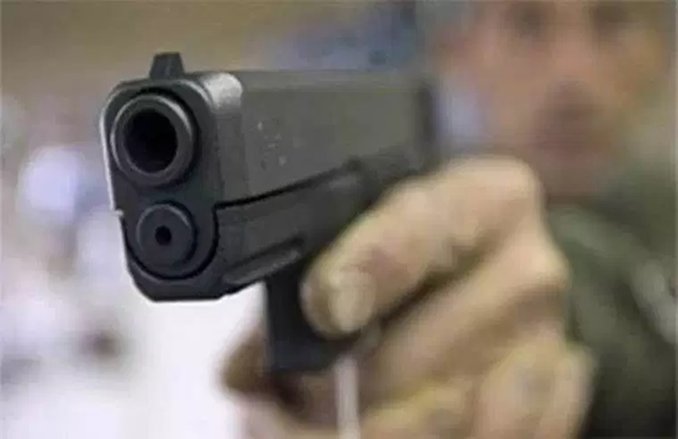 Delhi: नरेला में पति- पत्नी के झगड़े को रोकने आई थी पड़ोसन, युवक ने निकाली पिस्टल और उसी पर झोंक दिया फायर