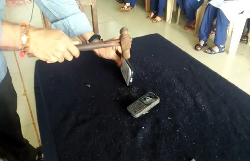 प्रिंसिपल ने हथौड़े से तोड़े छात्रों के फोन। (pic source: twitter)