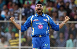 VIDEO: हैट्रिक को लेकर भिड़े हरभजन सिंह और एडम गिलक्रिस्ट, भारतीय गेंदबाज ने कहा- रोना बंद करो