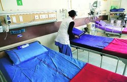 MP Rains: स्वीमिंग पूल में तब्दील हुए अस्पताल; वॉर्ड में भरा घुटनों तक पानी, मरीजों का बुरा हाल