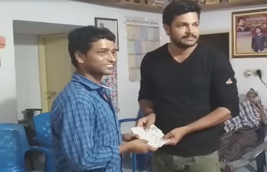 पैसे दान करता हुआ कैब ड्राइवर विजय 
फोटो सोर्स- फेसबुक 

