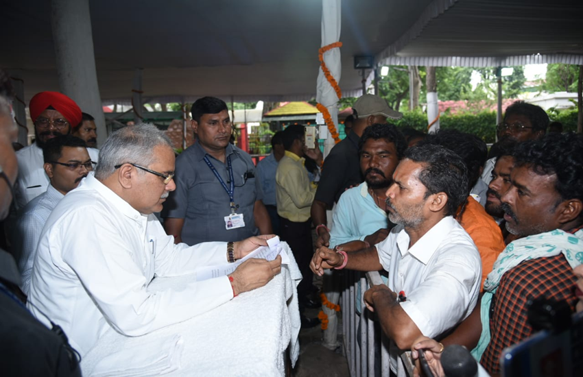 जनचौपाल कार्यक्रम में छत्तीसगढ़ सीएम भूपेश बघेल (फोटो- 
@bhupeshbaghel
) 