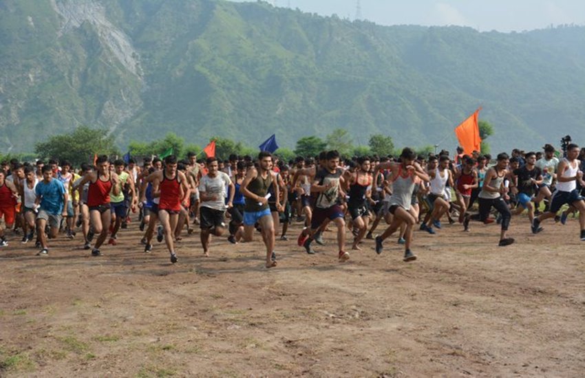 J&K में सेना में भर्ती के लिए उमड़ी युवाओं की भीड़
फोटो सोर्स- @NorthernComd_IA
J&K में सेना में भर्ती के लिए उमड़ी युवाओं की भीड़
फोटो सोर्स- @NorthernComd_IA