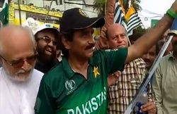 J&K पर प्रदर्शन: तलवार थामे नजर आए जावेद मियादाद, बोले- जब बल्ले से छक्का मार सकता हूं तो इस से इंसान क्यों नहीं