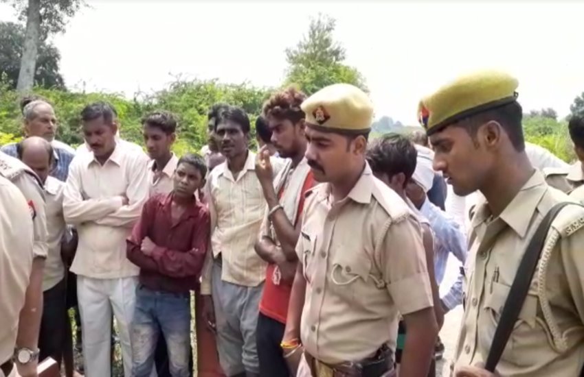 हत्या के बाद घटना स्थल पर मौजूद यूपी पुलिस 
फोटो सोर्स- स्थानीय 