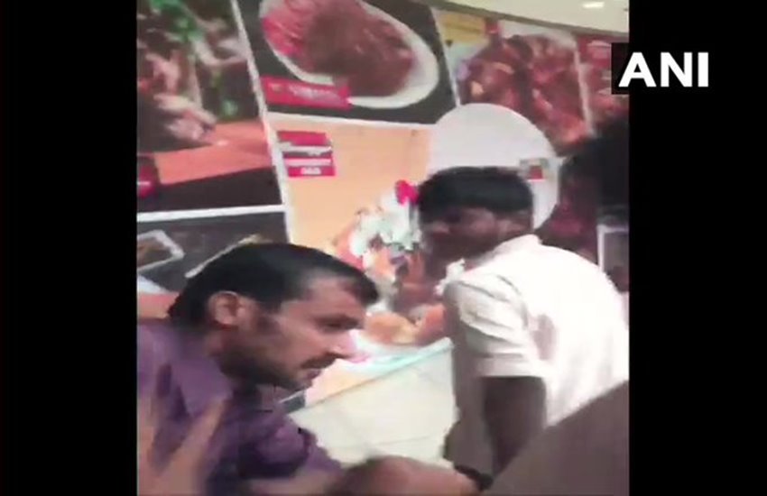 कर्नाटक के मॉल में युवक की पिटाई 
फोटो सोर्स- एएनआई 