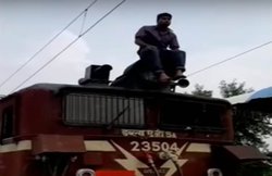 VIDEO: ट्रेन के इंजन पर चढ़कर युवक ने काटा हंगामा, पूछा- चंद्रयान मिशन फेल क्यों हुआ