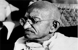 उत्तर प्रदेश: आंबेडकर के बाद अब गांधी पर हमला, मूर्ति से अलग कर दिया बापू का सिर