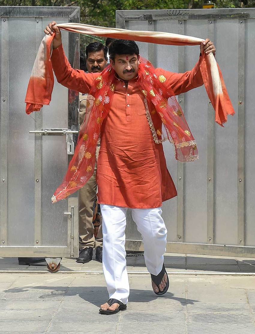 भोजपुरी फिल्मों के अभिनेता और सिंगर मनोज तिवारी बिग बॉस 4 में नजर आए थे। मनोज तिवारी पर बीजेपी ने साल 2014 में दांव खेला और उन्हें दिल्ली से लोकसभा प्रत्याशी बनाया। मनोज ने भी पार्टी को निराश नहीं किया औऱ फतह हासिल की। मनोज तिवारी आज बीजेपी सांसद होने के साथ ही दिल्ली बीजेपी के अध्यक्ष के तौर पर राजनीति में सक्रीय भूमिका निभा रहे हैं।(Photo: PTI)