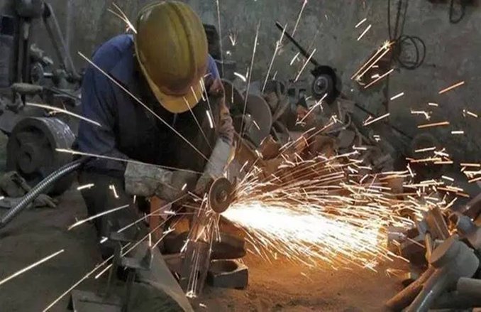 अर्थव्यवस्था के मोर्चे पर एक और बुरी खबर, 15 महीने के न्यूनतम स्तर पर मैनुफैक्चरिंग ग्रोथ