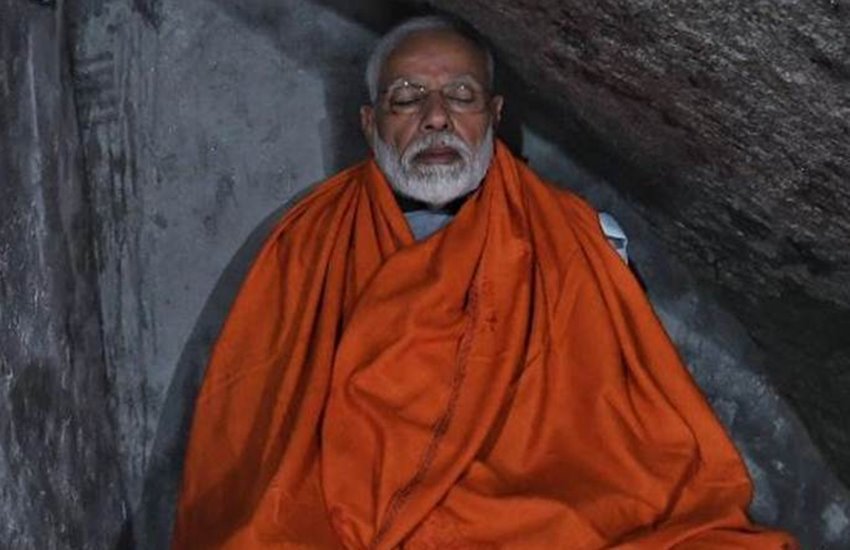 रुद्र गुफा में ध्यान करते हुए पीएम नरेंद्र मोदी 
फोटो सोर्स- ट्विटर/BJP 
