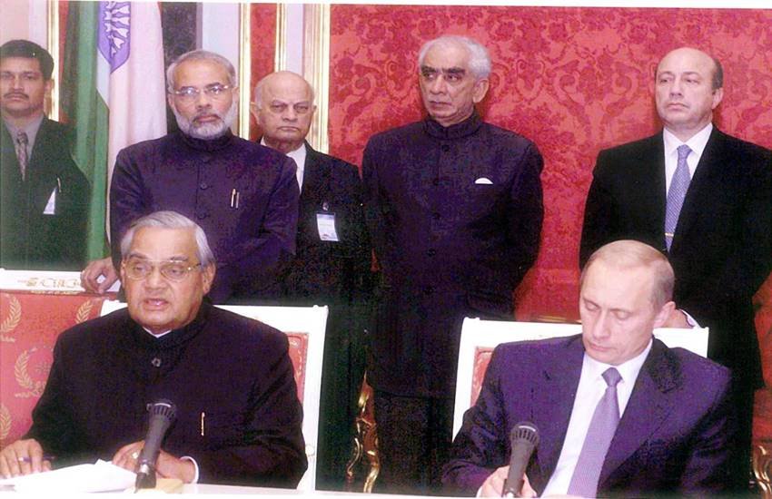 पीएम मोदी ने ट्विटर पर शेयर की 18 साल पुरानी अटल जी और व्हादिमिर पुतिन के साथ ही तस्वीरें