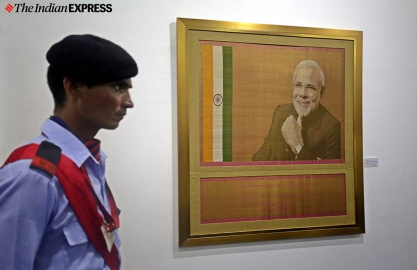 इस नीलामी में सबसे महंगी चीज ये पोट्रेट है। इसकी शुरुआती कीमत 2.5 लाख रुपए रखी गई है। सीमत्ती टेक्सटाइल्स की ओनर बीना कन्नन ने ये पीएम को गिफ्ट किया था।