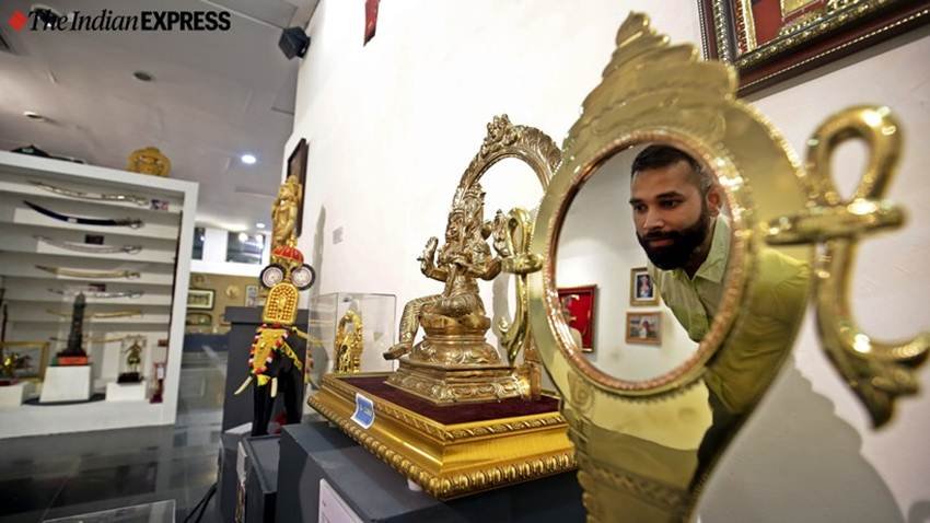 प्रधानमंत्री के तोहफों की नीलामी ई-ऑक्शन के जरिए की जाएगी। ई-ऑक्शन नेशनल इंफॉर्मेटिक्स सेंटर द्वारा डिजाइन किये गए पोर्टल के जरिए होगा। 14 सितंबर से 3 अक्टूबर तक चलने वाले इस नीलामी में कोई भी हिस्सा ले सकता है।