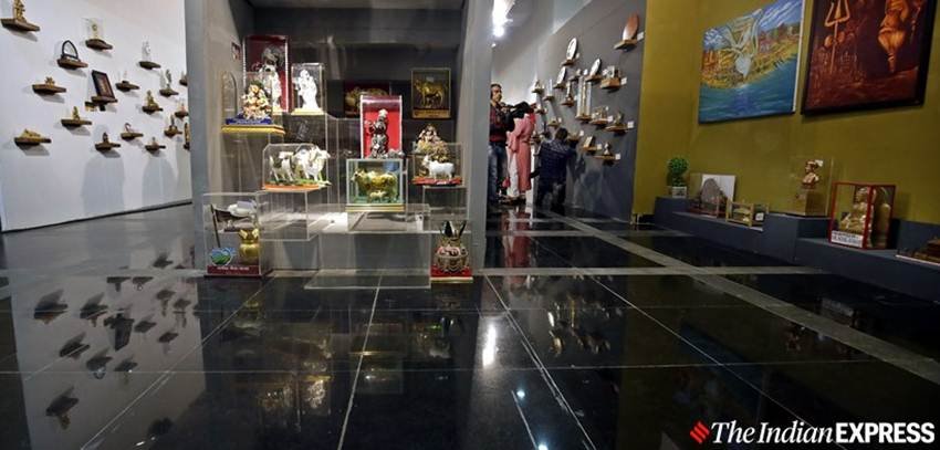 नरेंद्र मोदी को प्रधानमंत्री के रूप में तोहफे में मिली चीजें नीलाम हो रही हैं। ये तोहफे उन्हें पिछले 6 सालों में देशभर से मिले हैं। नीलामी में लगी चीजों की कुल संख्या 2,772 हैं। इनमें प्रधानमंत्री को तोहफे में मिली तलवारों से पगड़ियां तक शामिल हैं। नीलामी 14 सितंबर से शुरू हो रही है। नीलामी से इकट्ठा हुई धनराशि का इस्तेमाल केंद्र सरकार की नमामि गंगे परियोजना के लिए किया जाएगा। इस बात की जानकारी संस्कृति मंत्री प्रहलाद पटेल ने मीडिया को दी। ( All Photos: Express Photos by Praveen Khanna )