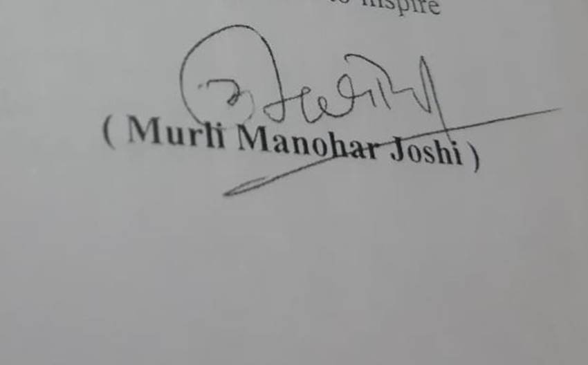 बीजेपी के वरिष्ठ नेता और पूर्व केंद्रीय मंत्री मुरली मनोहर जोशी के दस्तखत।