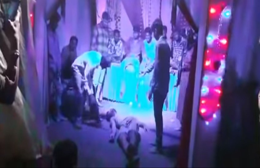 गणेश पूजा पंडाल में डांस करते युवक की मौत (फोटो सोर्स- यूट्यूब - चर्चा चौक से) गणेश पूजा पंडाल में डांस करते युवक की मौत (फोटो सोर्स- यूट्यूब - चर्चा चौक से)