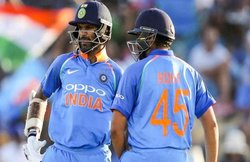 फ्लाइट में शायरी पढ़ रहे शिखर धवन की रोहित शर्मा ने बना ली चुपके से VIDEO, गब्बर ने कुछ ऐसे दिया जवाब