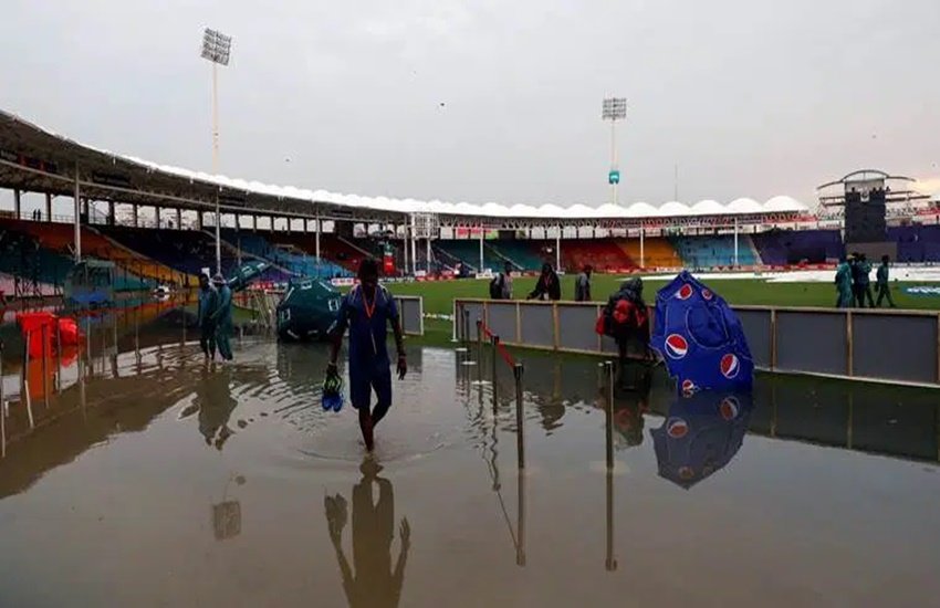 कराची स्टेडियम में भरा पानी।(Source: Reuters)