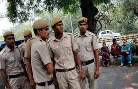 UP police, SI, head constable, viral video, Siddharthnagar, Rinku Pandey, SP Dharam Veer Singh, Khesraha police station, india news, Hindi news, news in Hindi, latest news, today news in Hindi