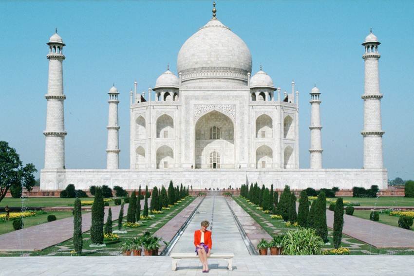 प्रिंसेस डायना: 1992 में ब्रिटिश राजकुमारी डायना ताजमहल देखने पहुंची थीं। यहां वह अकेले आई थीं। प्रिंस चार्ल्स के साथ ना होने पर जब पत्रकारों ने सवाल किया तो उन्होंने कहा, अच्छा होता अगर वो भी यहां होते। नियति देखिए कि इस तस्वीर के दस महीने बाद डायना और चार्ल्स के तलाक की खबर ने सबको चौका दिया। (Photo: Express.co.UK)