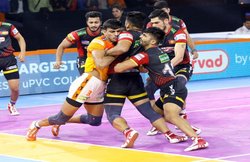 आखिरी घरेलू मैच में पुणेरी पलटन की शानदार जीत, बेंगलुरु बुल्स को 4 अंक से हराया