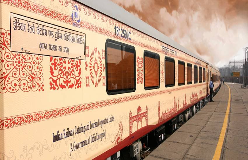 इस विशेष ट्रेन में पैलेस ऑन वील की तुलना में तीन गुना कम खर्च पर शाही सफर का आनंद लिया जा सकता है।